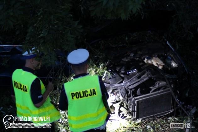 Kierująca audi skosiła 3 drzewa i wylądowała w rowie. Ranne 8-letnie dziecko.