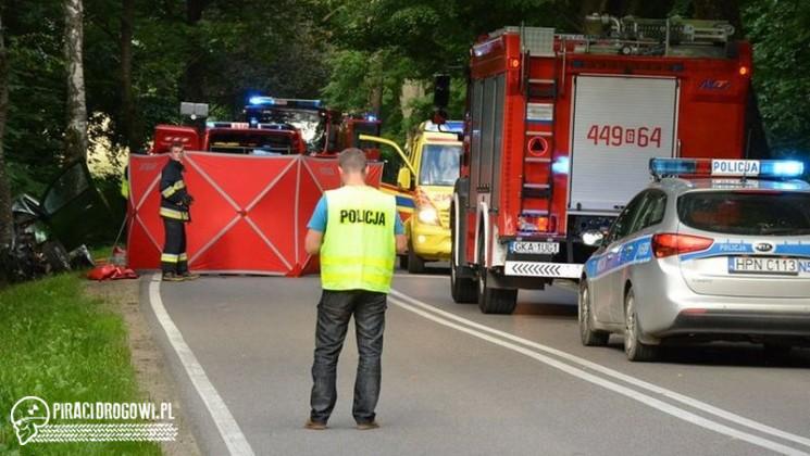 Zjechał na pobocze i uderzył w drzewo. Mimo reanimacji zmarł. Wypadek w Karwacji