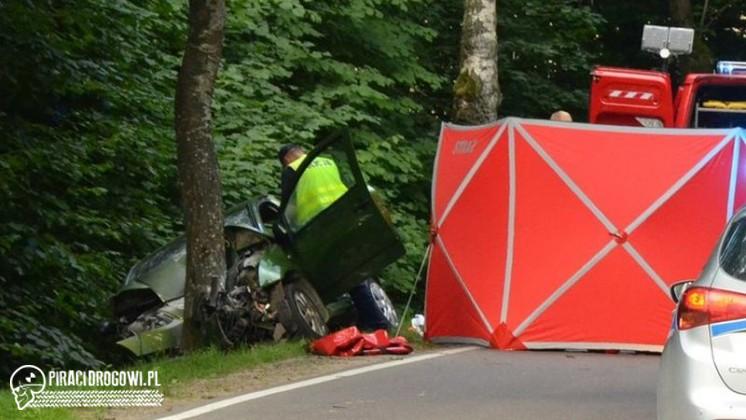 Zjechał na pobocze i uderzył w drzewo. Mimo reanimacji zmarł. Wypadek w Karwacji
