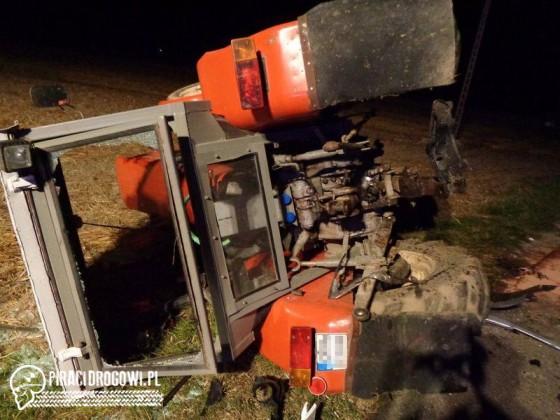 Obserwował polne prace i tak uderzył w traktor, że ten wywrócił się na bok.