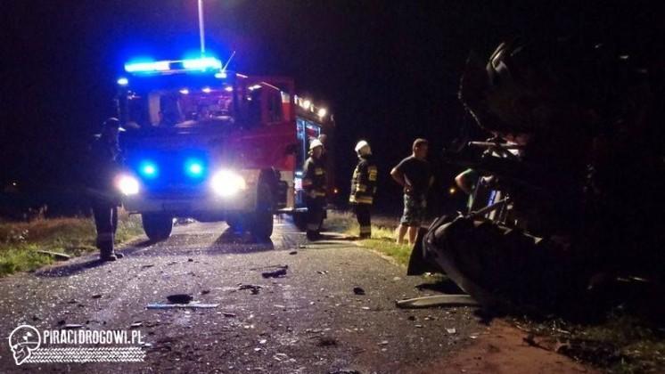 Obserwował polne prace i tak uderzył w traktor, że ten wywrócił się na bok.