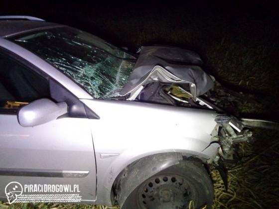 Obserwował polne prace i tak uderzył w traktor, że ten wywrócił się na bok.