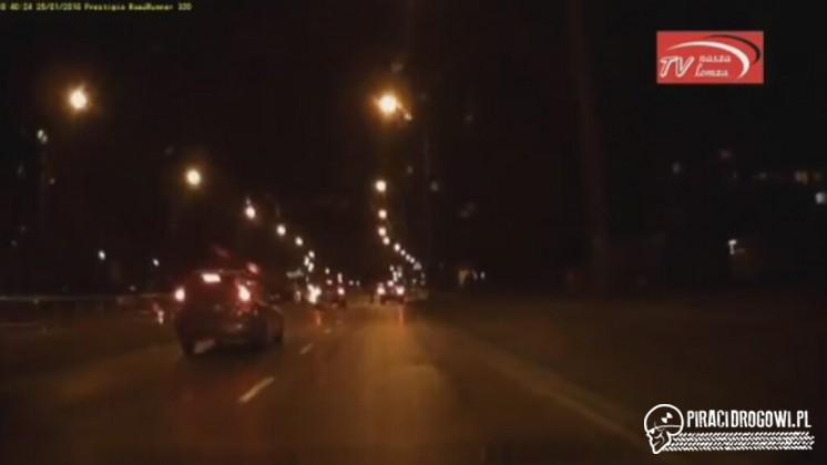 Pieszy cudem uniknął potrącenia na przejściu dla pieszych w Łomży