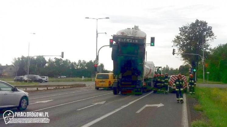 Cysterna stanęła dęba na skrzyżowaniu i tak wisiała w powietrzu.