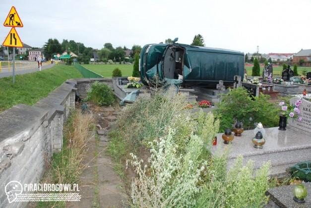 Rozpędzony bus wypadł z drogi na cmentarz i staranował kilka nagrobków!