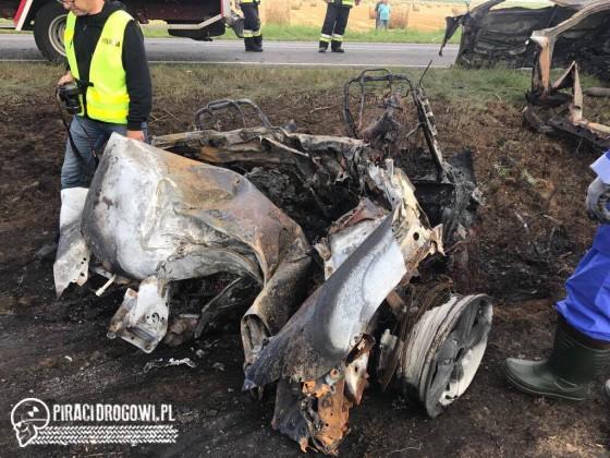 Wypadek śmiertelny pod Głogówkiem. Kierowca spłonął w rozbitej maździe.