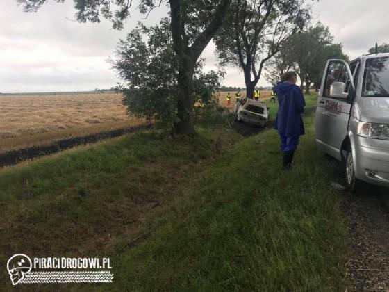 Wypadek śmiertelny pod Głogówkiem. Kierowca spłonął w rozbitej maździe.