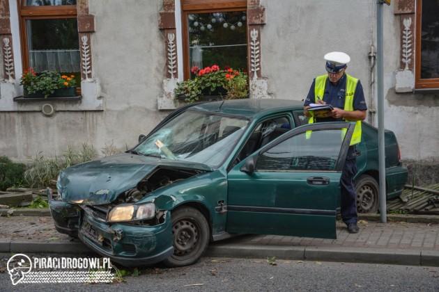 Pijany kierowca rozbił samochód, wjeżdżając w budynek! 