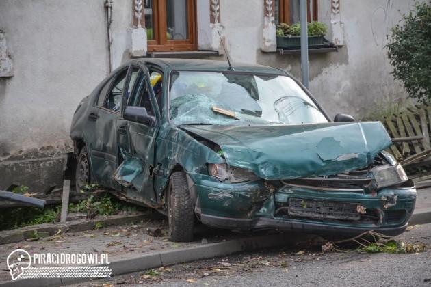 Pijany kierowca rozbił samochód, wjeżdżając w budynek! 