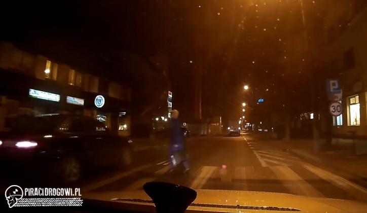 Wyprzedzał na pasach - omal nie potrącił kobiety