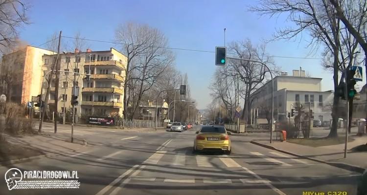Cwaniak w złotym BMW. Z lewoskrętu pojechał na wprost
