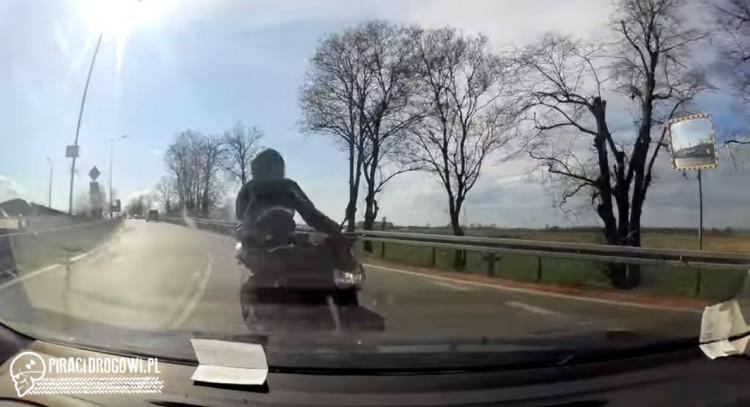 Motocyklista wymusza pierwszeństwo i powoduje wypadek
