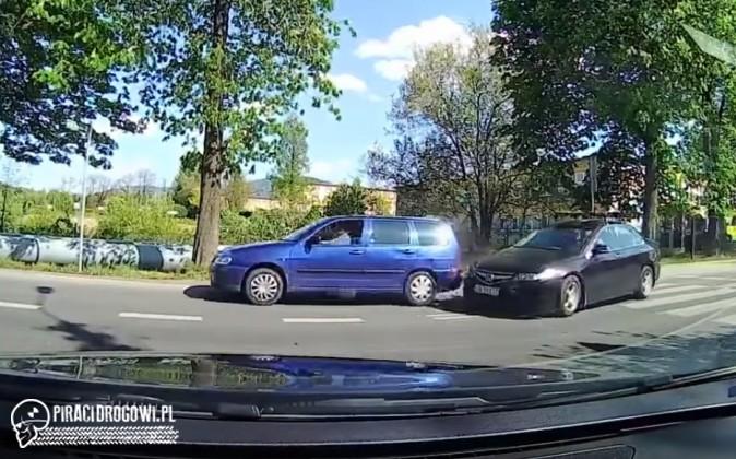 Najechanie na tył. Kolizja przy przejściu dla pieszych