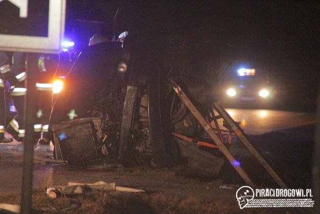 Trzy 17-latki zginęły w wypadku. 20-latek zakończył jazdę BMW na drzewie! 