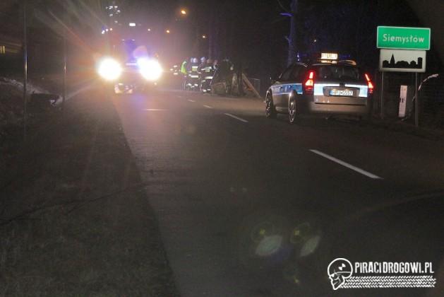 Trzy 17-latki zginęły w wypadku. 20-latek zakończył jazdę BMW na drzewie! 
