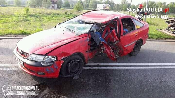 170 km/h na liczniku po wypadku. Kierowca nie żyje, pasażer z otarciami!