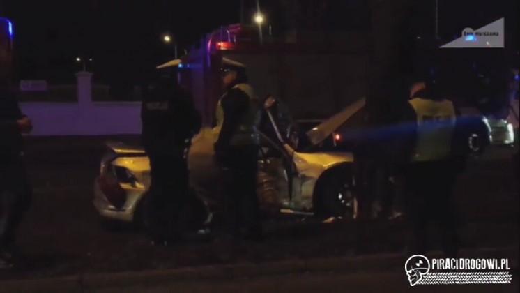 Sportowy kabriolet wyleciał z jezdni i uderzył w drzewo. Kierowca zmarł