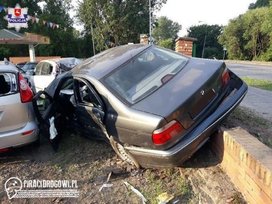Kierowca BMW wjechał w komis samochodowy. Uszkodził 11 aut!