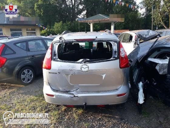 Kierowca BMW wjechał w komis samochodowy. Uszkodził 11 aut!