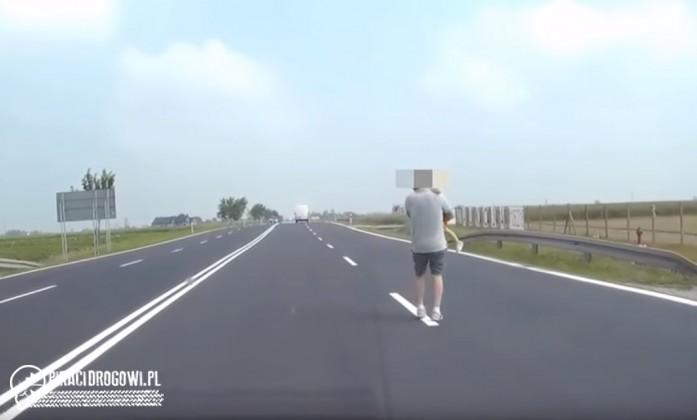 Mężczyzna z dzieckiem wszedł prosto pod autobus!