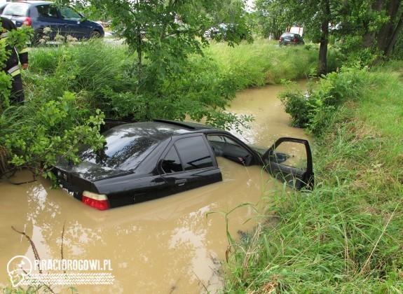 Ucieczka młodego kierowcy BMW przed policją. Pościg zakończony w wodzie