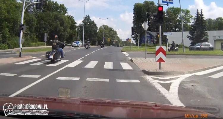 Grupa (banda?) motocyklistów na czerwonym