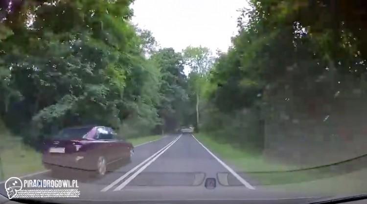 Wyprzedzanie na ciągłej, o włos od czołówki z quadem