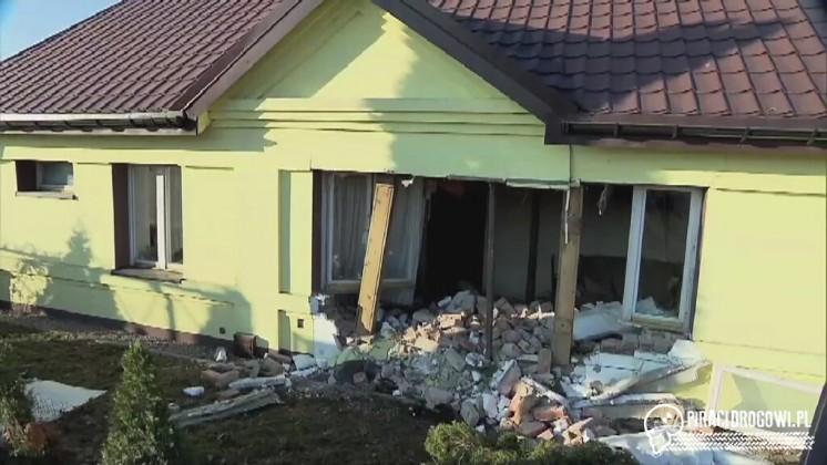 Wpadł w poślizg i w środku nocy wjechał ludziom samochodem do salonu!