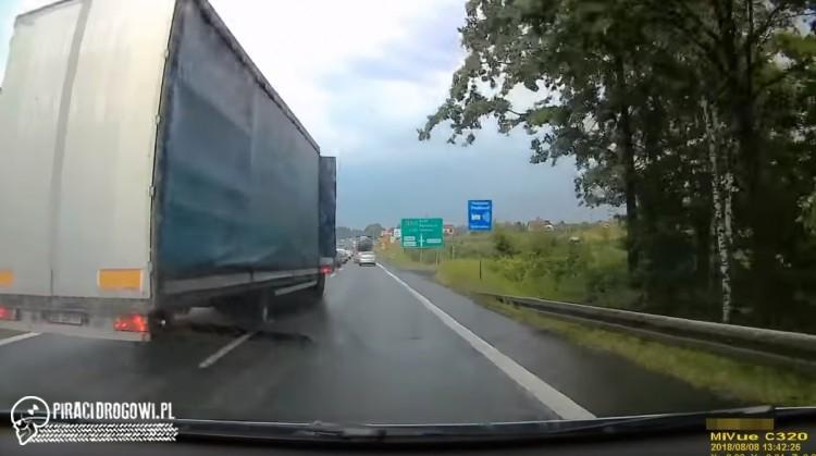 Mokra droga i łamiąca się ciężarówka w poślizgu