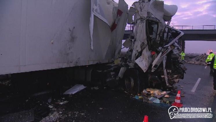 Zderzenie dwóch tirów na A2. Na jezdnię wypadły skrzynki z alkoholem