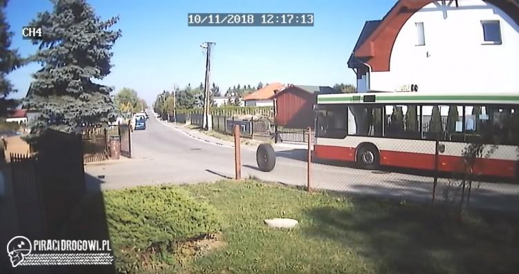 Kierowca autobusu goni własne... koło
