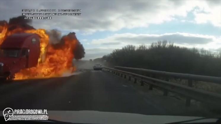 Czołowy wypadek osobówki i TIR-a w Rosji. Ciężarówka spłonęła!