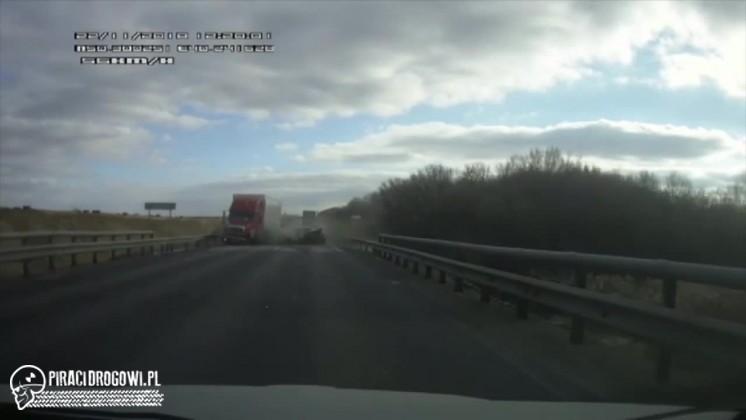 Czołowy wypadek osobówki i TIR-a w Rosji. Ciężarówka spłonęła!