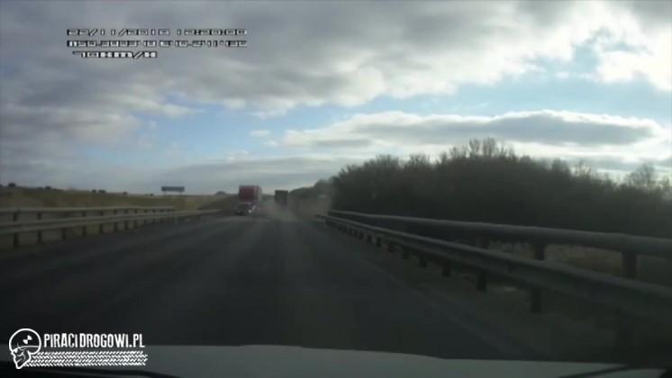 Czołowy wypadek osobówki i TIR-a w Rosji. Ciężarówka spłonęła!