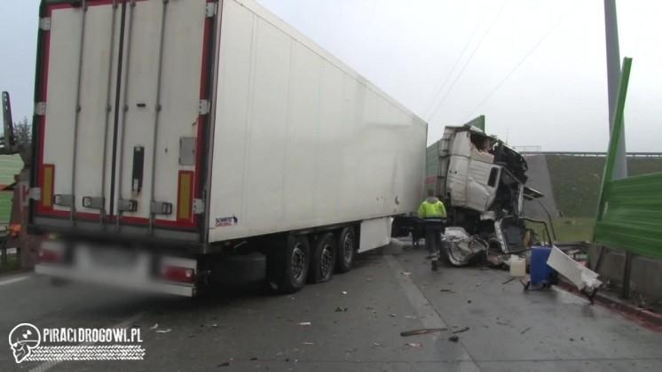 Rozlany alkohol na S8. W Piotrkowie Trybunalskim zderzyły się dwie ciężarówki.