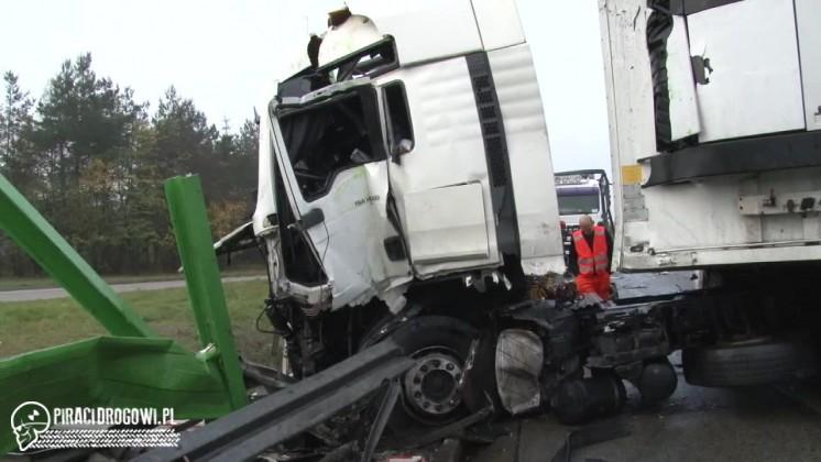 Rozlany alkohol na S8. W Piotrkowie Trybunalskim zderzyły się dwie ciężarówki.