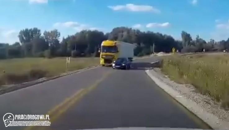 Na żyletki! Pirat drogowy wyprzedza na zakręcie i idzie na czołówkę!