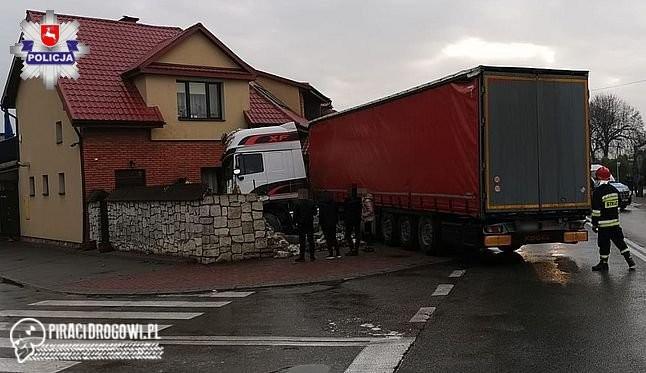TIR staranował ogródek piwny i wbił się w restaurację. Nagranie z monitoringu!