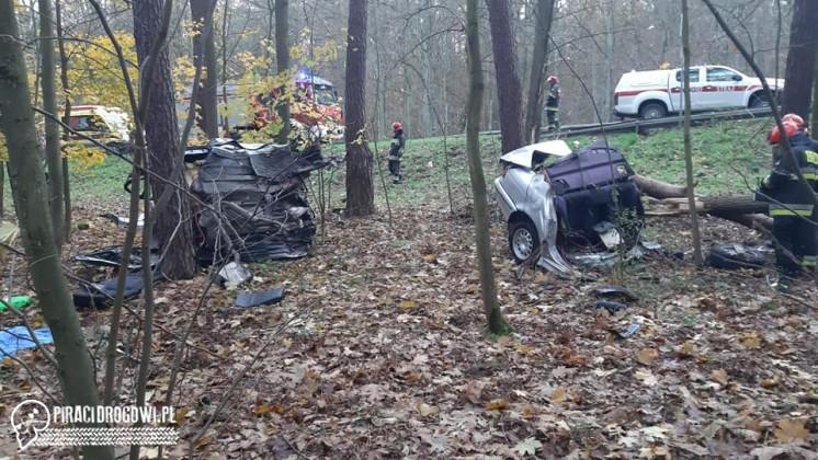 BMW rozpadło się na dwie części po uderzeniu w drzewo. 