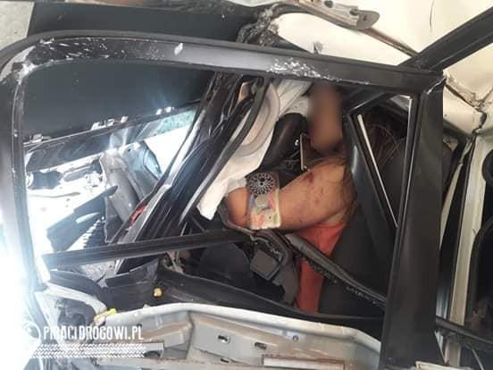 Telefon komórkowy wbity w twarz kobiety po tragicznym wypadku. Drastyczne...