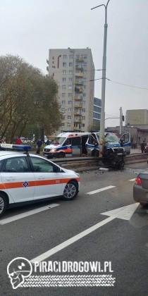 Wypadek radiowozu w Gdyni. Policjanci jechali na sygnale, na czerwonym świetle.