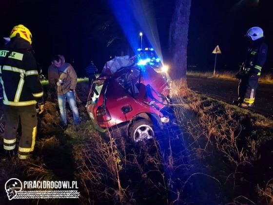 Wypadek volkswagena golfa. Samochód rozpadł się na dwie części.