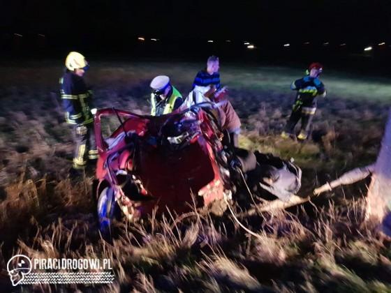 Wypadek volkswagena golfa. Samochód rozpadł się na dwie części.