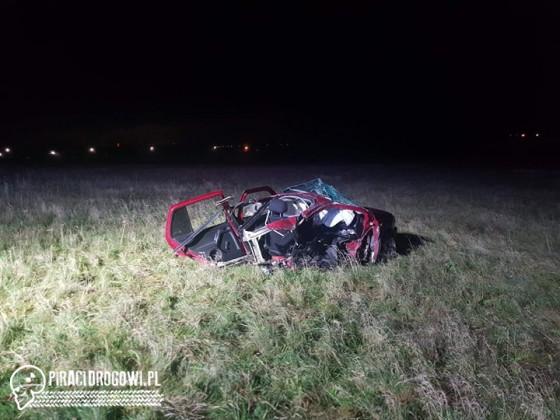 Wypadek volkswagena golfa. Samochód rozpadł się na dwie części.