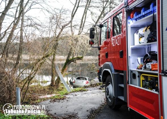 Pięcioro nastolatków zginęło w wypadku w Ciborzu. Samochód wpadł do stawu.