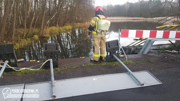 Pięcioro nastolatków zginęło w wypadku w Ciborzu. Samochód wpadł do stawu.