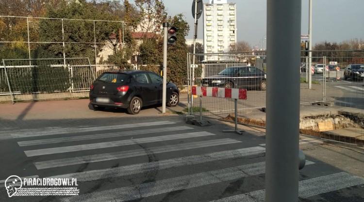 Zakaz ruchu i objazd w Poznaniu. Kierowcy zrobili sobie drogę  z chodnika.