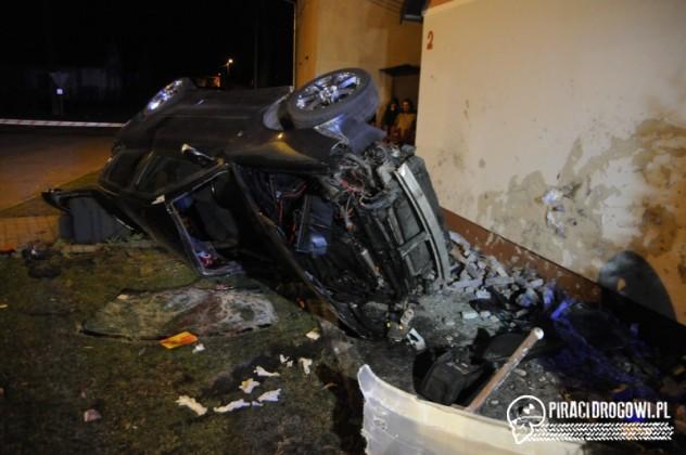 Pijany kierowca audi dachował i uderzył w budynek. Zginął 26-letni pasażer.