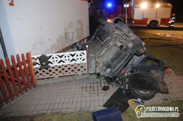 Pijany kierowca audi dachował i uderzył w budynek. Zginął 26-letni pasażer.