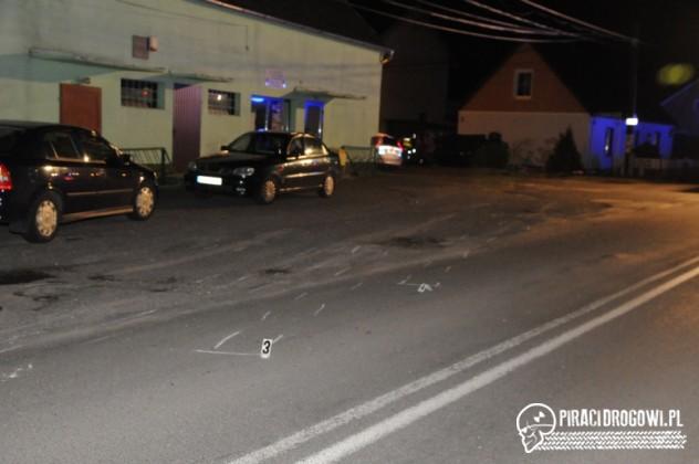 Pijany kierowca audi dachował i uderzył w budynek. Zginął 26-letni pasażer.